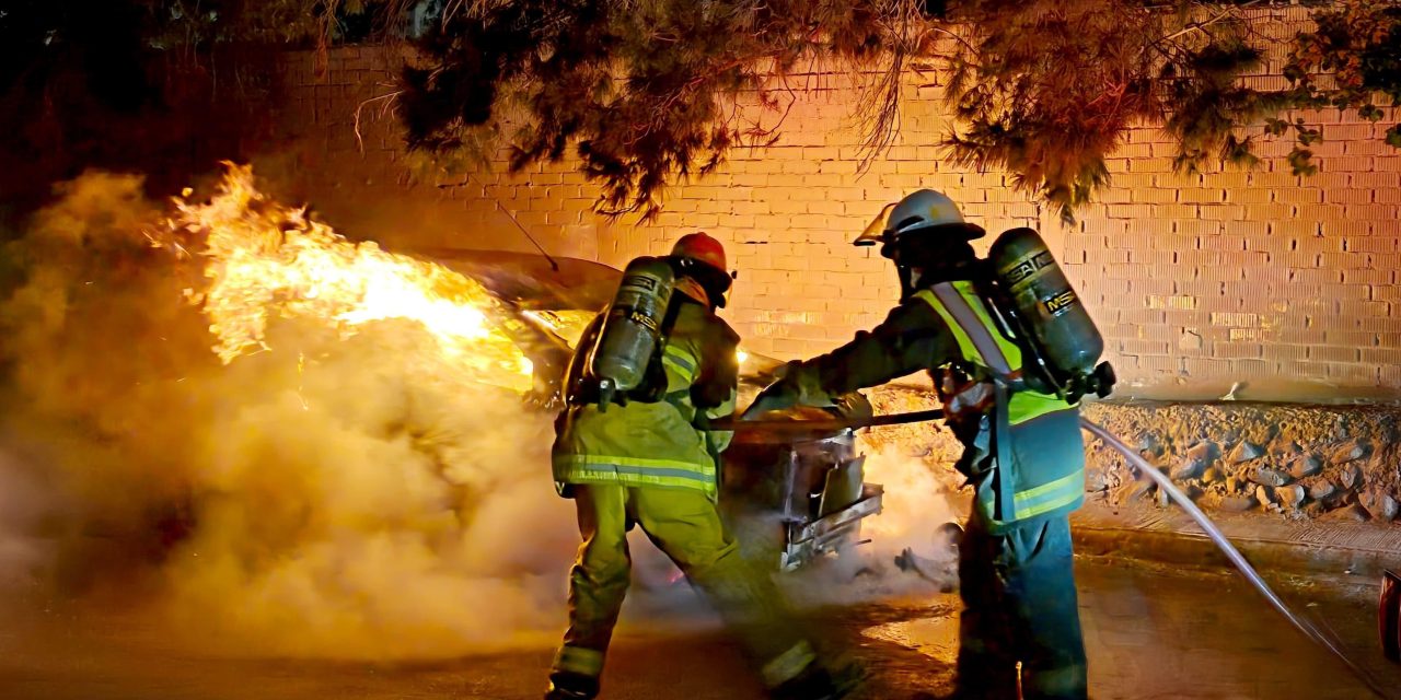 Vehículo arde en llamas durante la madrugada en Ramos Arizpe