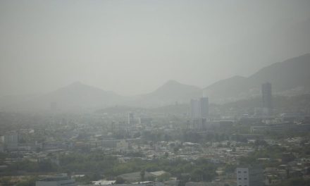 Calidad del aire se encuentra en niveles extremadamente malos en Monterrey