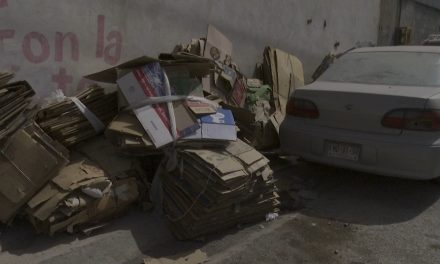Invaden banqueta con material reciclable en la colonia Mirador de Saltillo