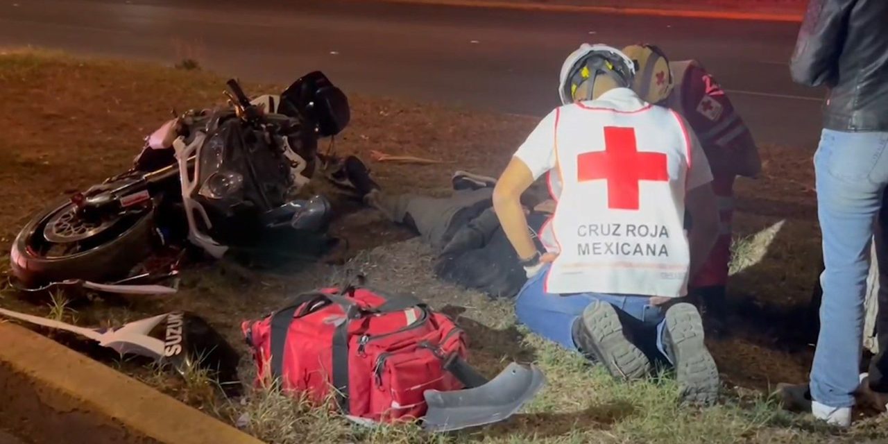 Motociclista ocasiona un choque por alcance y se fractura una pierna en Saltillo