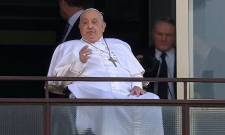 El Papa Francisco es dado de alta y reaparece tras 38 días hospitalizado