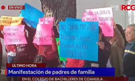 Se manifiestan padres de familia en Parras por el despido injustificado de maestra en el Cobac