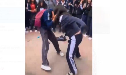 Jovencitas de la Berrueto convierten la Alameda de Saltillo en un ring de box y protagonizan pelea
