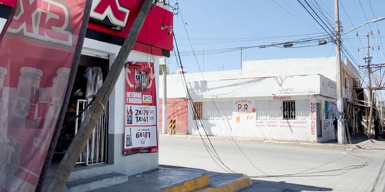 Piden retirar postes de telefonía que dificultan el libre tránsito de peatones