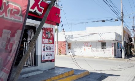 Piden retirar postes de telefonía que dificultan el libre tránsito de peatones