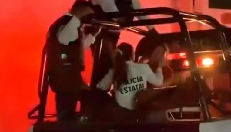 Policía es captada en video mientras cacheteaba a una mujer detenida