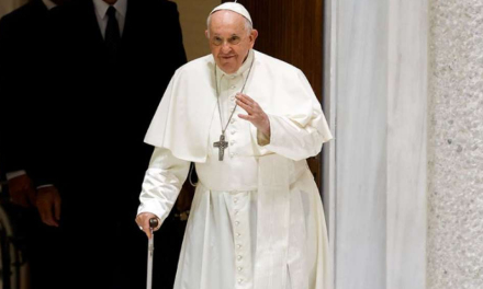 Anuncia el Vaticano que el Papa Francisco está estable y sin crisis respiratoria