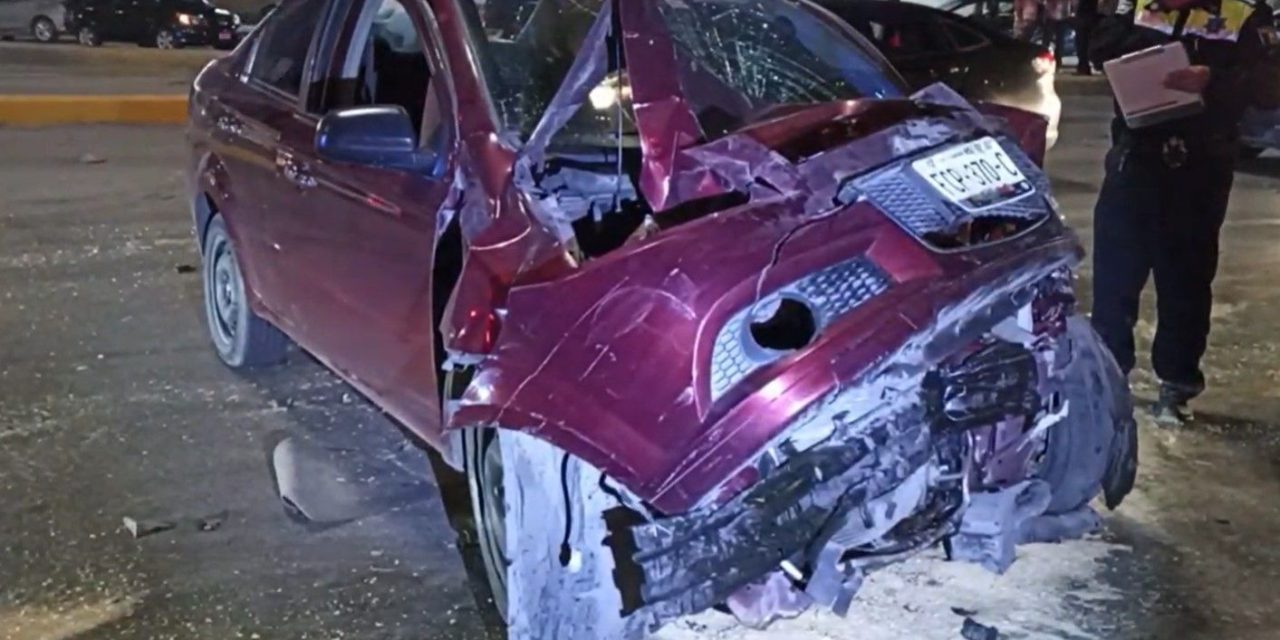 Saltillo: Hombre queda atrapado en su vehículo tras pasarse el rojo