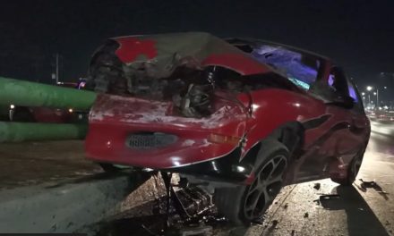Hombre en estado de ebriedad queda ensartado como banderilla en puente de Saltillo y abandona su auto