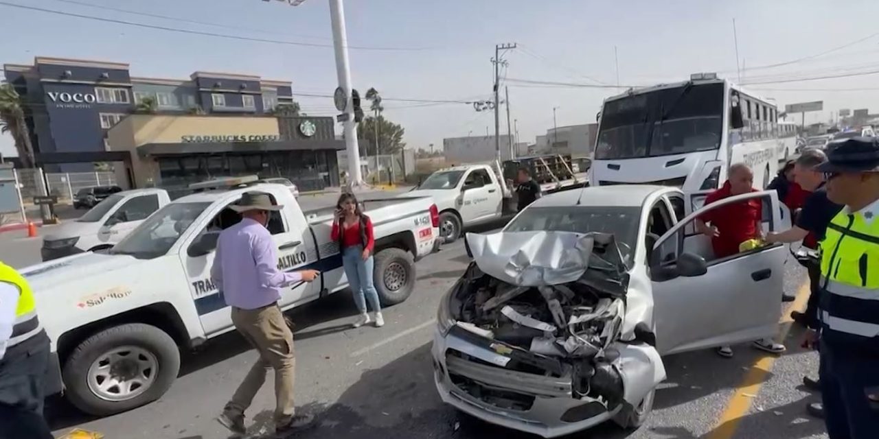 Accidente de bulevar V. Carranza deja a una persona herida