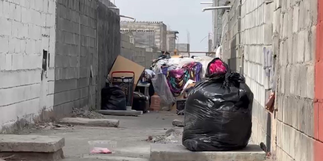 Se adueñan indigentes de pasillo en la colonia Mirasierra