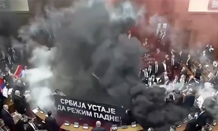 Tensión en el Parlamento de Serbia: Oposición lanza gases lacrimógenos en protesta