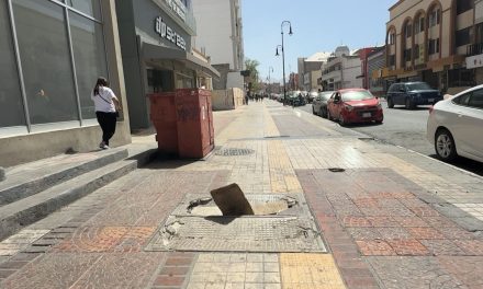 Sin reparar registro en plena calle de Victoria