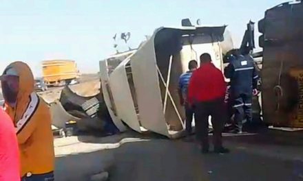 Tamaulipeco dormita al volante y se impacta en un muro en la Saltillo-Torreón