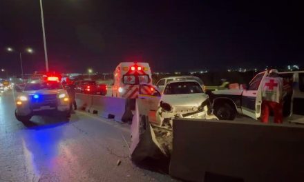 Taxista provoca accidente en LEA
