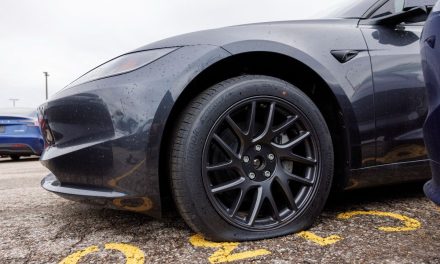 Vandalizan 80 autos Tesla en Canadá en protesta contra Elon Musk