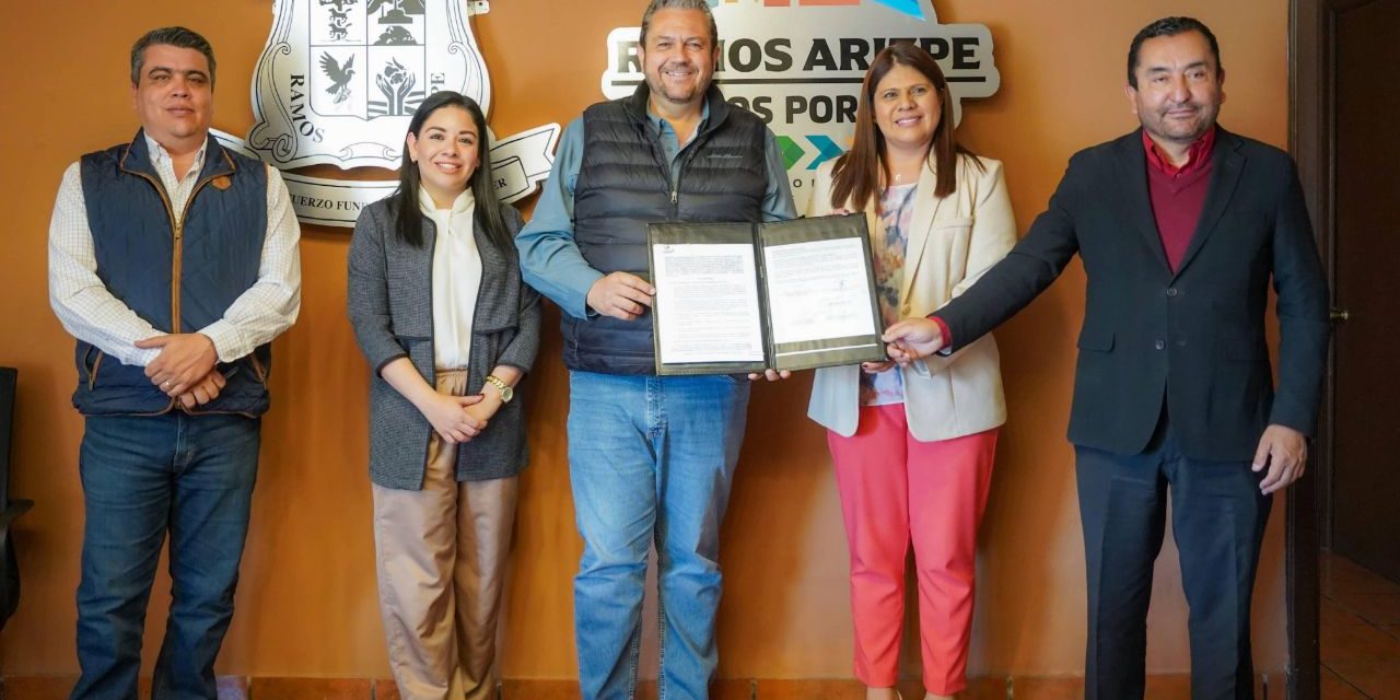 Tomás Gutiérrez firma convenio para capacitar a universitarios