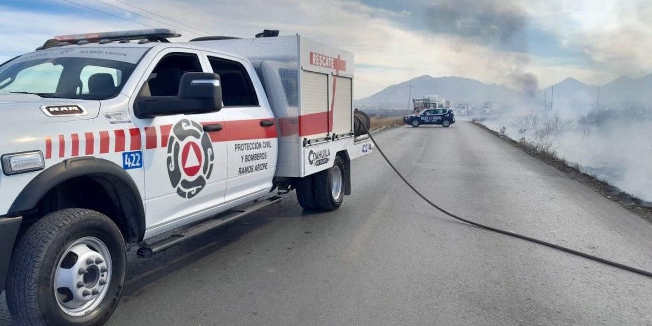 Trabajan bomberos para controlar incendio de maleza en Ramos Arizpe