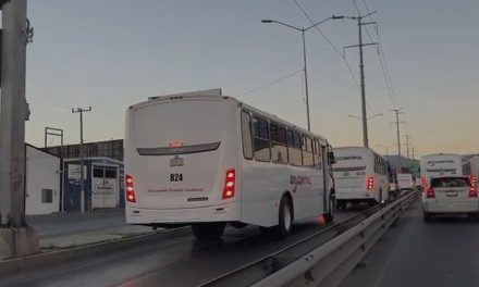 Transporte de personal paraliza el tráfico en Nazario Ortiz y Periférico