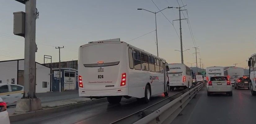 Transporte de personal paraliza el tráfico en Nazario Ortiz y Periférico