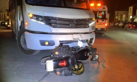 Transporte de personal se le atravesó a motociclistata y quedó derribado en Mirasierra