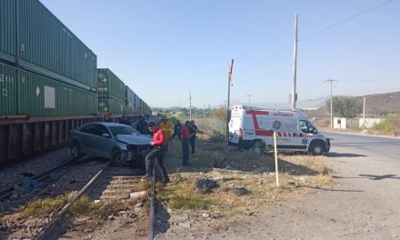 Accidente en Ramos Arizpe: Mujer embestida por tren al atravesar las vías con su vehículo