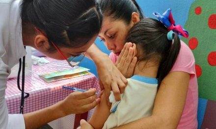 Llaman a vacunarse contra el sarampión por brote en Texas