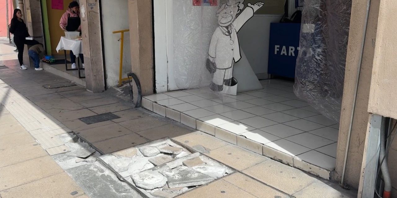 Van por registros dañados en calles del centro de Saltillo