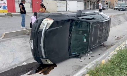 Vehículo se queda sin frenos y vuelca en canal pluvial en Loma Linda