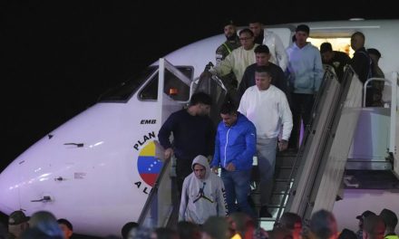 Venezuela reanuda vuelos con migrantes deportados desde EE.UU.