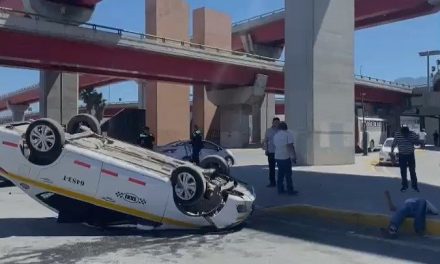 Saltillo: Taxista termina volcado tras cerrón en El Sarape