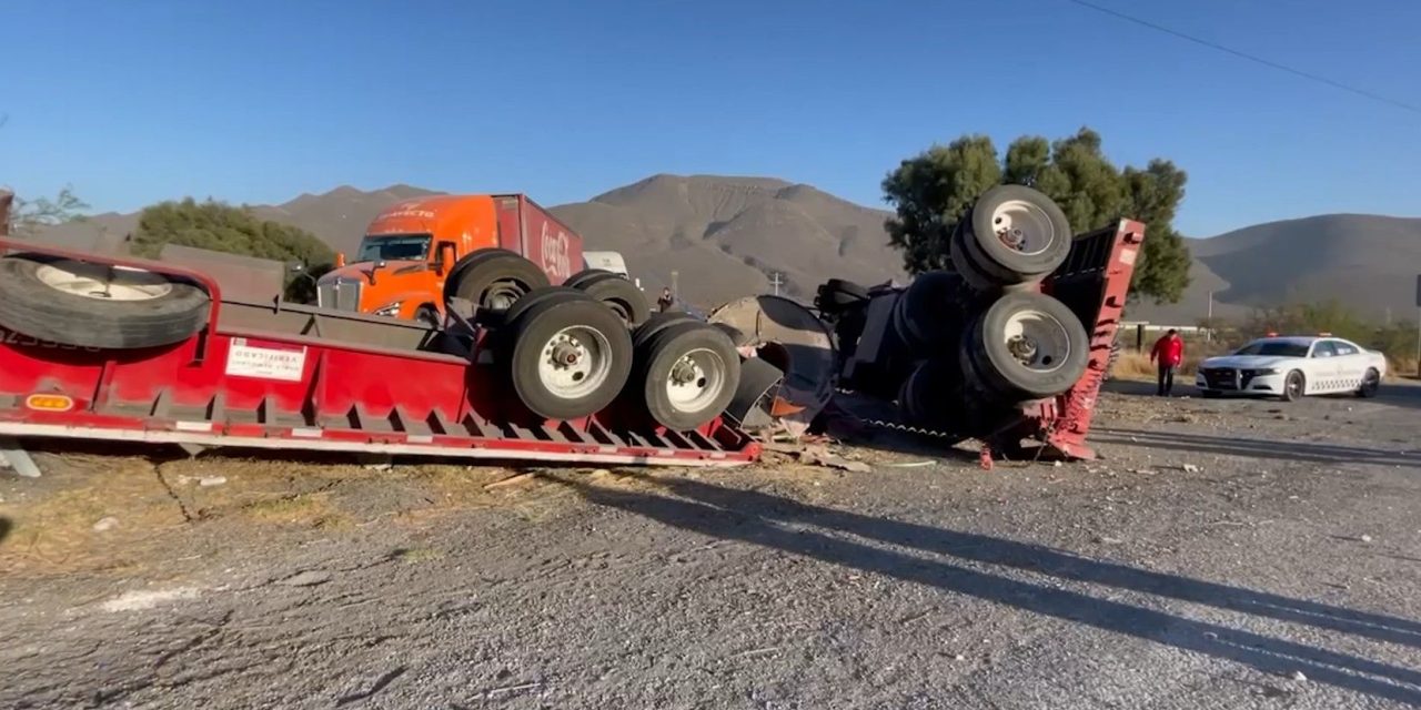 Vuelca camión con rollos de acero en Ramos Arizpe