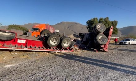 Vuelca camión con rollos de acero en Ramos Arizpe