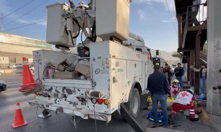 Resbala trabajador de la CFE mientras trabajaba sobre periférico LEA