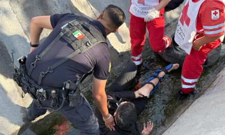 Cae motociclista a canal pluvial en Saltillo