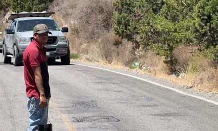 Reparan baches en caminos rurales De la Sierra de Arteaga