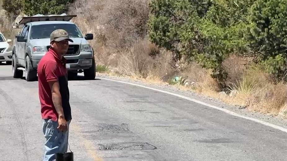 Reparan baches en caminos rurales De la Sierra de Arteaga