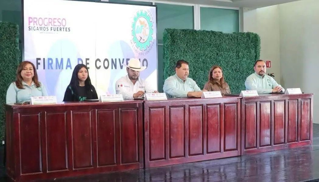 Anuncian becas y apoyos a estudiantes de la UTRC