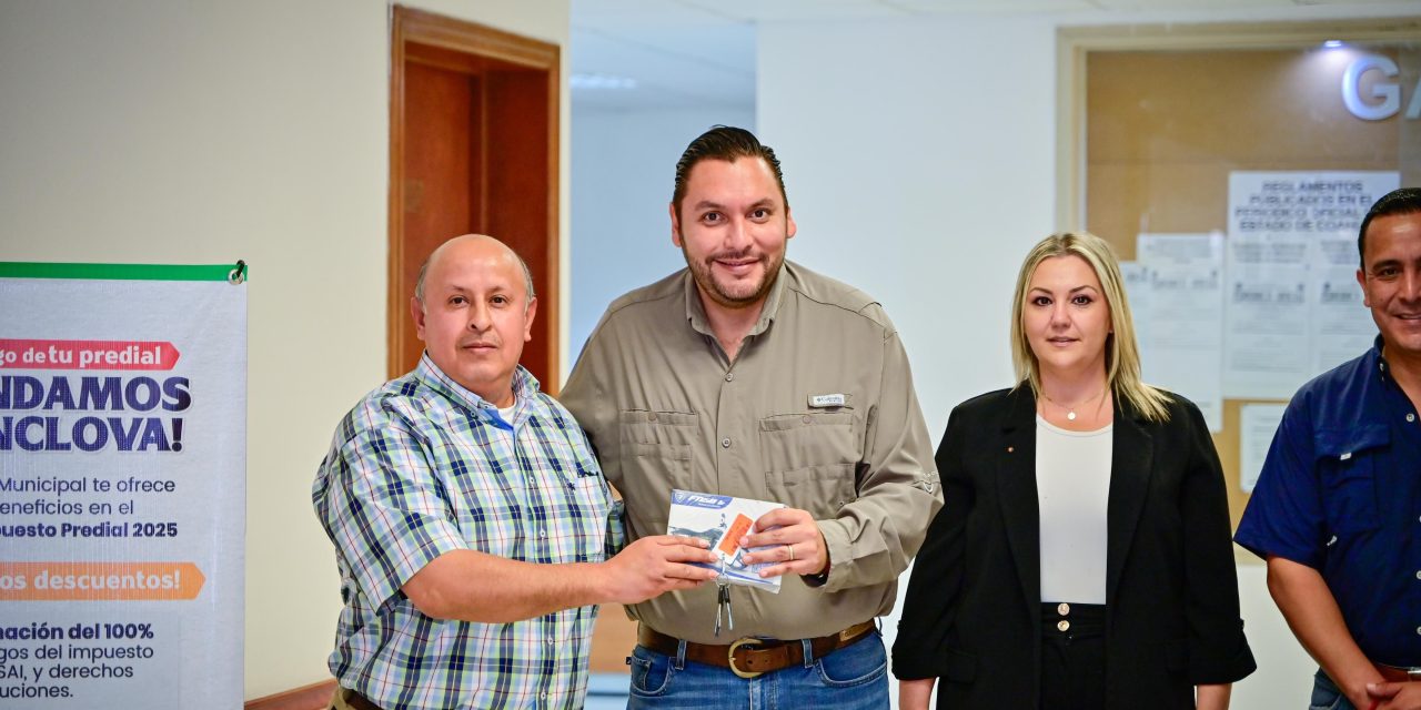 Entrega Carlos Villarreal premios a ganadores de sorteo del predial