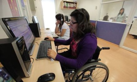 Acuña impulsa la capacitación de personas con discapacidad