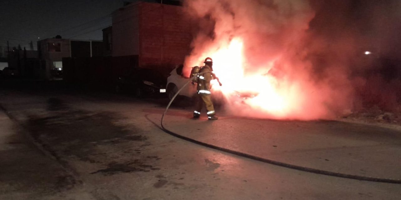 Fuego consume vehículo en Ramos Arizpe