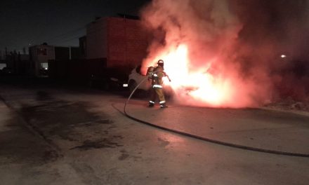Fuego consume vehículo en Ramos Arizpe