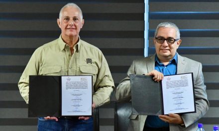 Firma Román Cepeda convenio con Fundación Jimulco