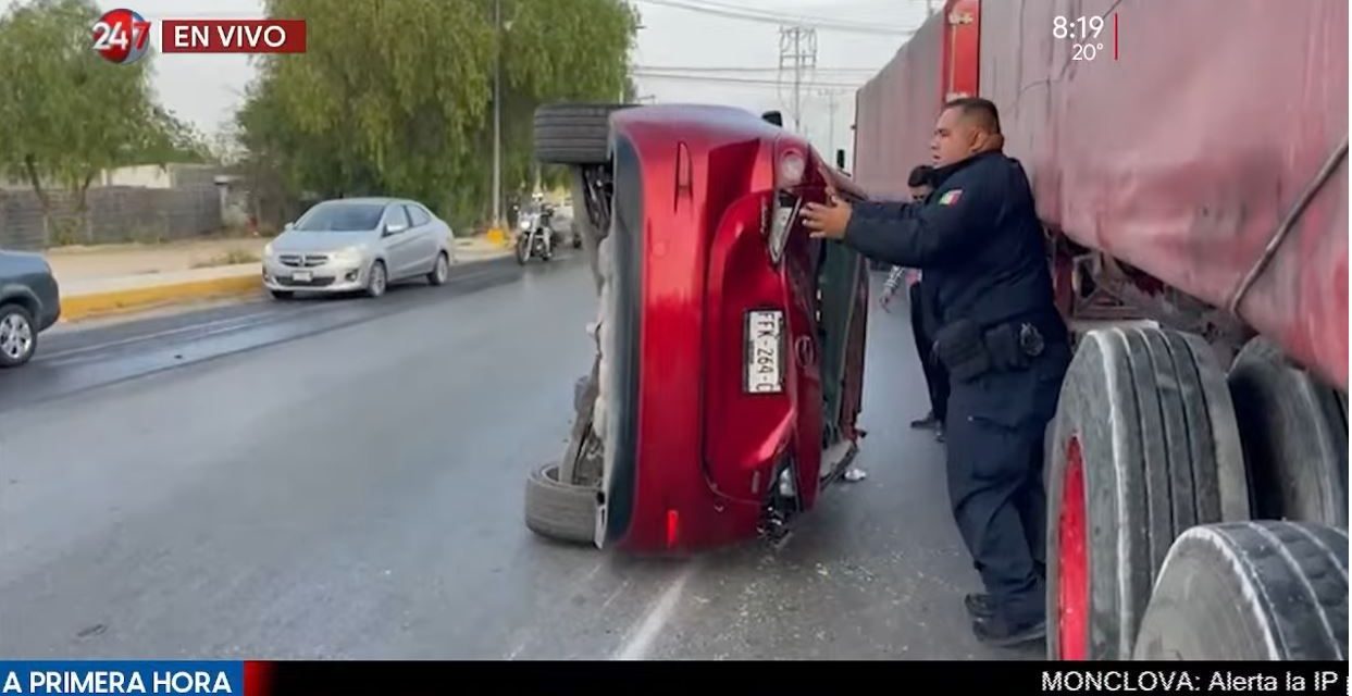 Auto se impacta contra tráiler y queda volcado en carretera a Los Pinos