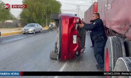 Auto se impacta contra tráiler y queda volcado en carretera a Los Pinos