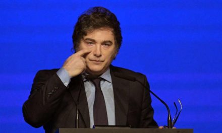 Milei cobraba hasta 20 mil dólares por cenar con él cuando era diputado