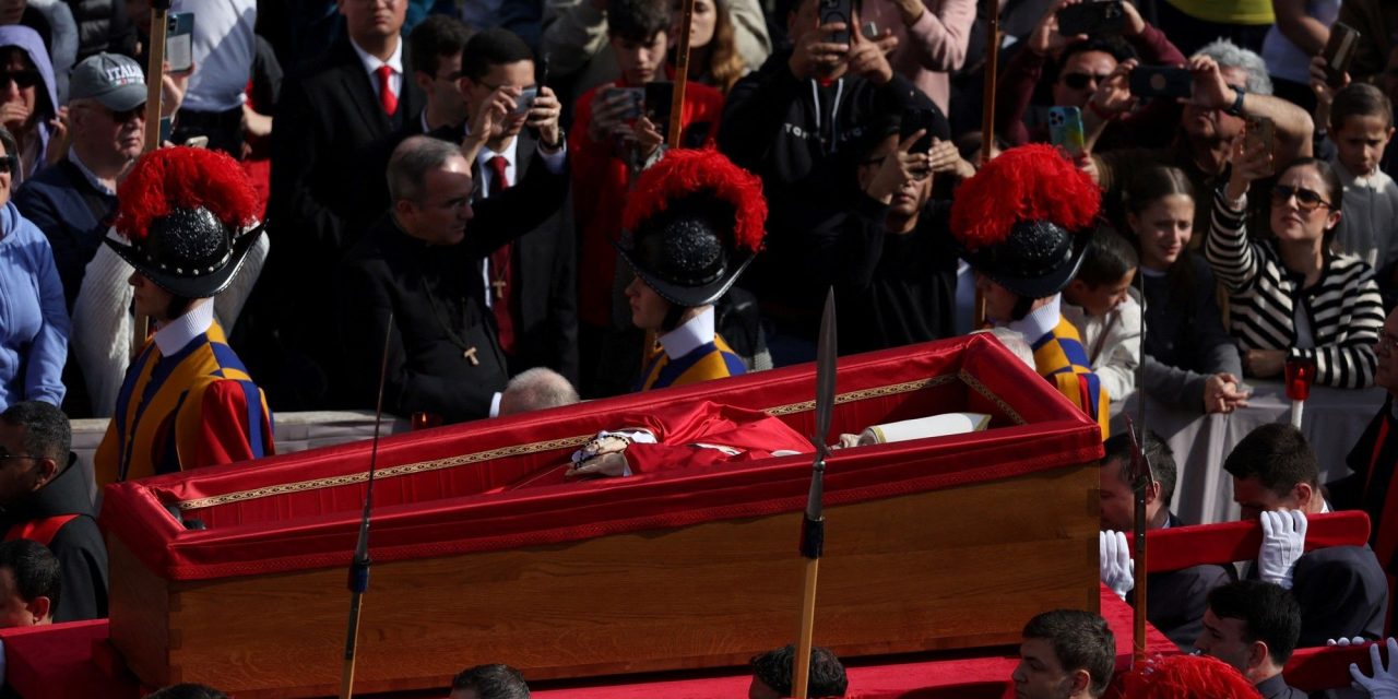 Exponen féretro del papa Francisco