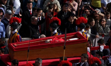 Exponen féretro del papa Francisco