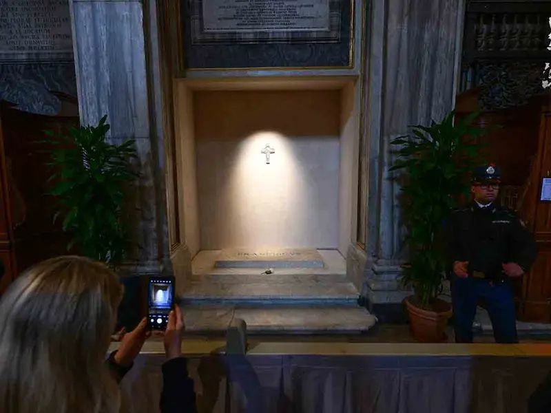 Despiden al papa y viene el cónclave