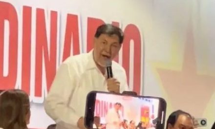 Abuchean petistas a Gerardo Fernández Noroña